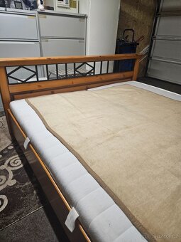 Prodám postel 180x200 s rošty a matrací. - 4