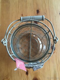 Skleněný svícen v drátěném košíku - 4