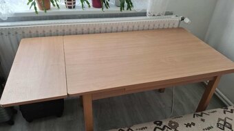 Rohová lavice, stůl a 3 židle. - 4