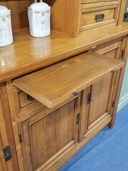 Masivní venkovská skříň. - 4