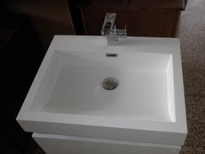 Koupelnová skříňka s umyvadlem - 4