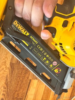 Hřebíkovačka DeWALT pro hřebíky 32 ~ 90 mm - 4