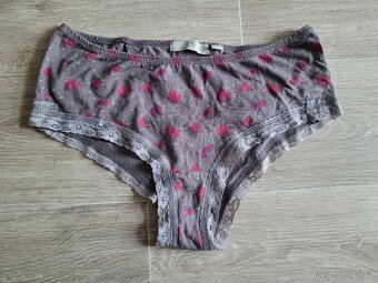 Pěkný krajkový set,košilka a kalhotky kytičkové vel.S - 4