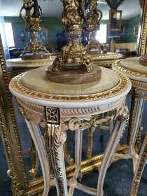 Zámecké dřevěné stolky s mramorovou deskou. - 4