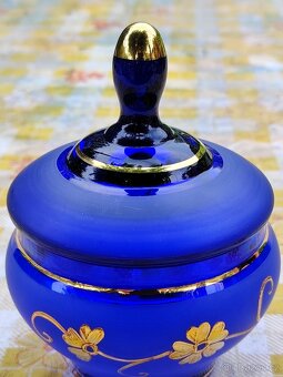 Skleněná modrá cukřenka se zlatým motivem - 4