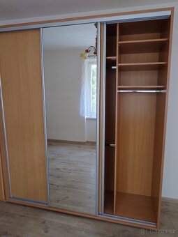 1 velká šatní skříň, 1 menší šatní skříň - 4