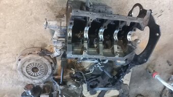Kia k 2500 hlava motoru a díly motoru. - 4