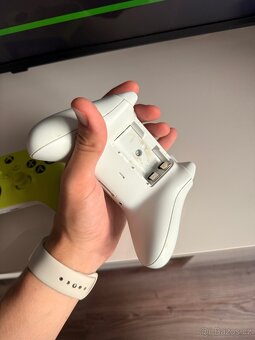 Prodám Xbox Series S + 2 ovladače - 4
