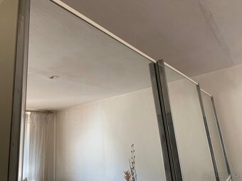Velká skříň 300 cm se zrcadlovými posuvnými dveřmi – Brno - 4