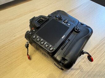 Nikon D610 + Sigma 24-70/2.8 + grip + baterie - 4