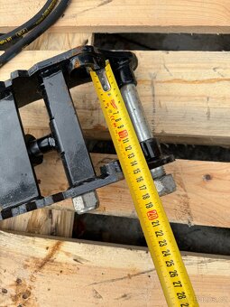 Hydraulický přidržovací palec na minibagr - 4