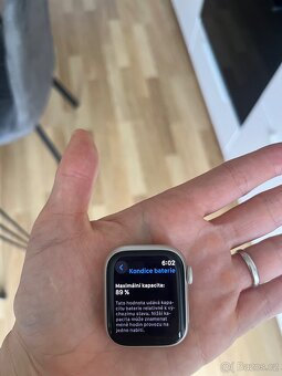 Apple watch 8 series hvězdně bílé - 4