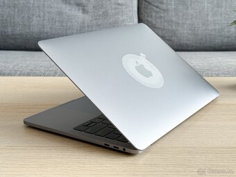 JAKO NOVÝ Apple MacBook Pro 13" - 8GB RAM / 512GB SSD - 4