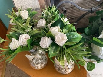 Svatební výzdoba: 9 váziček s květinami na stoly + 1 velká - 4