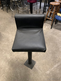 Barová židle černá s uchycením do země - použitá - 4