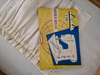 Retro šicí stroj Lada T 132 - 4