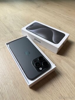 Apple iPhone 15 Pro 128GB černý titan - 4