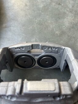 Přední čtyřpístkové brzdové třmeny Brembo - 4