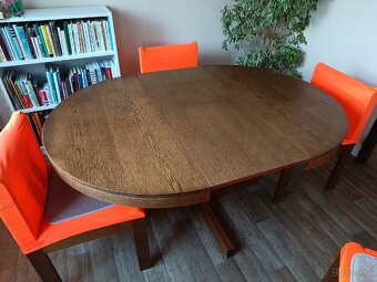 🪑 Jídelní stůl + 4 židle – masivní dřevo
Prodám klasický - 4