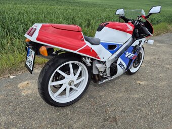 Honda VFR 400 NC30 - 4