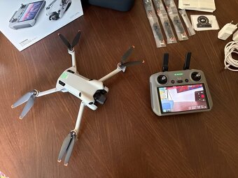 DJI Mini 4 Pro Drone Fly More Combo vč. 9× baterií + přísluš - 4