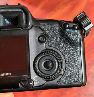 Canon EOS 5D + Canon EF 50/1.8 II - 4