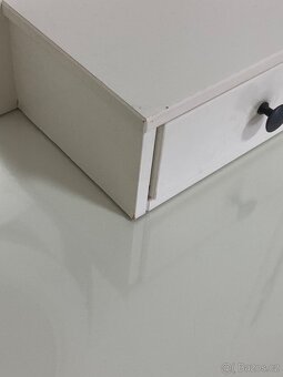 Kosmetický stůl bez židle - 4