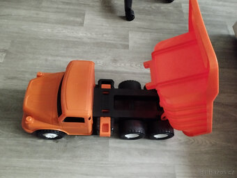 Tatra 148 oranžová - 4