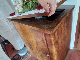 Starý šicí stroj ve skříňce - 4