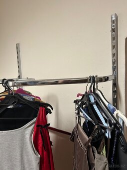kovový stojan na oblečení na zeď - 4