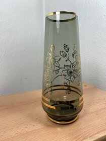 retro váza kouřové sklo se zlatým zdobením - 4