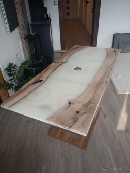 Epoxidový ořechový stůl s možností zalít si svůj puk - 4
