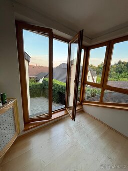 Hnědá plastová okna a balkonové dveře - 4
