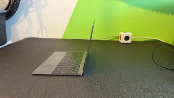 Stříbrný Macbook Retina 12palcový 2015 - 4