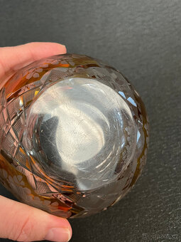 Starožitná broušená váza 10.5 cm, přejímané sklo - 4