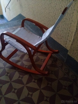 HOUPACI KŘESLO ROCA Z BŘEZOVEHO DŘEVA S POTAHEM - 4