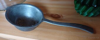 omáčník, starožitný cedník, podnos - 4