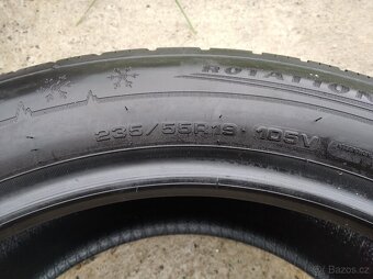 Prodám zimní pneu Dunlop 235/55 R19 - 4