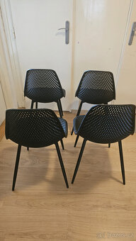 Set of 4 Plastic Chairs – Like New - 4