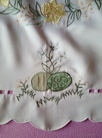 Prodám krásný velikonoční ubrus vel. 84x84 cm - 4