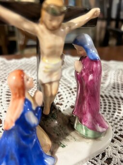 starožitná porcelánová soška – Kalvárie / Ukřižování Krista - 4