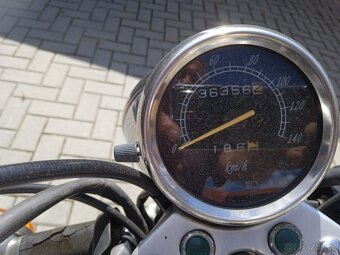 Suzuki GZ 250 Marauder - 4
