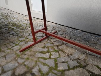 Pevný kovový stůl s kvalitní deskou - 4