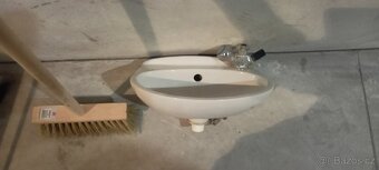 2x umyvadlo, závěsný sušák na prádlo - 4