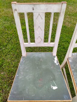 Starě bílé celodřevěné židle - 4