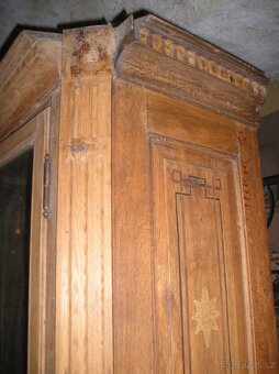 Starožitný klasicistní kredenc - 4