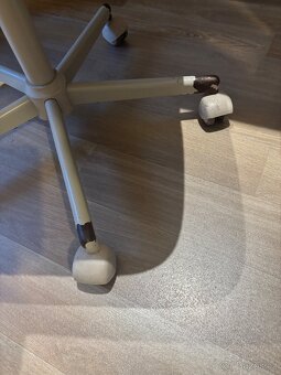 Pracovni stul se supliky a zidle - 4