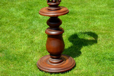 Podlahová stojací lampa s vyřezávanými figurkami - 4