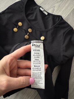 Černé tričko s prostřihem na prsou - 4