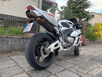 Honda CBR 1000RR Fireblade - 4